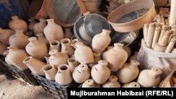 ظروف ساخته شده از گل در یکی از کلالی های بلخ