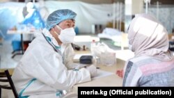 Дарыгер бейтапты кабыл алып жатат.  Кыргызстан. Август айы.