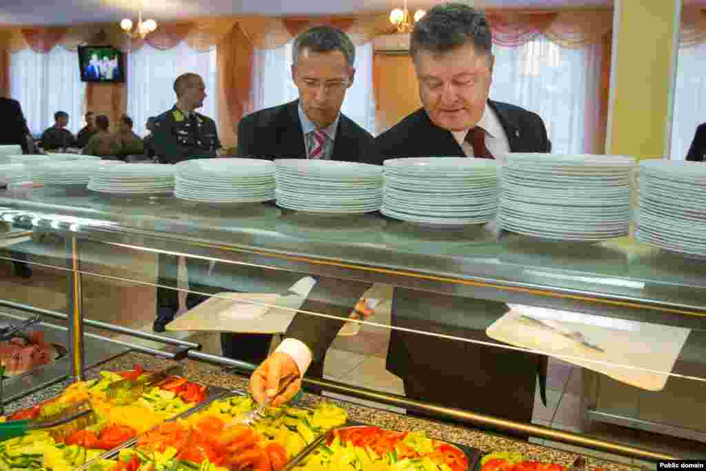 Генеральний секретар НАТО Єнс Столтенберґ (ліворуч) і президент України Петро Порошенко під час обіду на Яворівському полігоні у Львівській області. 21 вересня 2015 року