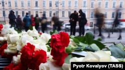 Цветы у станции метро, где произошёл взрыв
