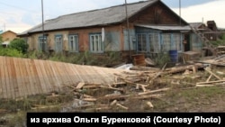 Дом Ольги Буренковой из посёлка Октябрьский Иркутской области после наводнения.