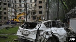 Спасатели расчищают завалы разрушенного жилоого дома после российского ракетного удара. Киев, 24 июня 2025 года