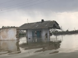 Махтаарал туманида тошқиндан вайрон бўлган уй. 3 май, 2020 йил