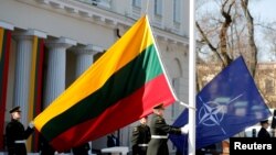 Сьцягі Літвы і NATO на сьвяткаваньні 15-х угодкаў далучэньня Літвы да альянсу. Вільня, 2025