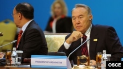 Министр иностранных дел Казахстана Канат Саудабаев и президент Казахстана Нурсултан Назарбаев в президиуме саммита ОБСЕ. Астана, 2 декабря 2010 года.     