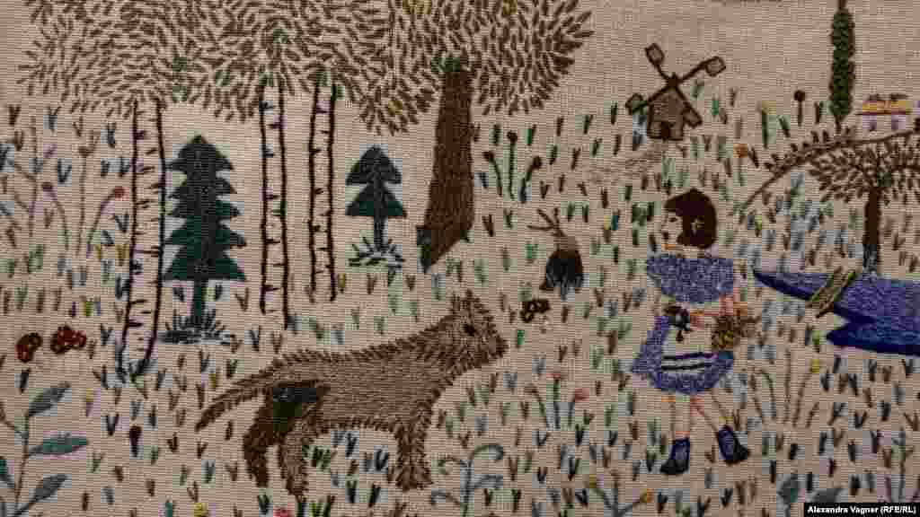 Фрагемнт вышивки, которую сделала для своего ребенка, родившейся в лагере Маши, Ефросинья Шахгалдова-Гиваргизова.