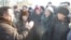 Полпред правительства в Нарынской области Аманбай Кайыпов с митингующими. 17 декабря 2014 года. 