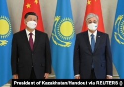Gazagystanyň prezidenti Kasym-Žomart Tokaýew (sagda) 14-nji sentýabrda Nur-Soltanda döwlet saparynda bolan Hytaýyň lideri Si Szinpin bilen duşuşýar.