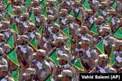 Вартові Корпусу ісламської революції в Ірані крокують на військовому параді в річницю ірано-іракської війни біля мавзолею аятоли Хоменеї, засновника іранського теократичного режиму. 22 вересня 2022 року. Українські експерти називають Корпус вартових «іранським НКВД»