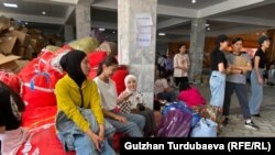 Бишкек шаарындагы Кожомкул атындагы спорт сарайында гуманитардык жардам чогултуу боюнча Республикалык штаб түзүлгөн. 18-сентябрь, 2022-жыл.