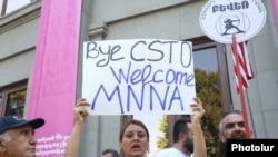 Армениянын ЖККУдан чыгышын талап кылгандардын митинги. 8-сентябрь, 2022-жыл. Ереван. 