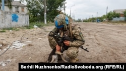 Військовослужбовець ЗСУ у звільненному Ізюмі. Чимало бійців ще з 24 лютого не мали відпусток