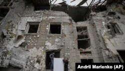 یک ساختمان در یکی از شهرهای اوکراین که در اثر اصابت راکت روسیه قسماً تخریب شده است.