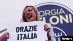 «Италия агайындары» ашынган оңчул партиясынын лидери Жоржиа Мелони шайлоочуларына ыраазычылыгын билдирүүдө. 25-сентябрь, 2022-жыл.