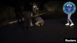 Ուկրաինացի ազատված ռազմագերին համբուրում է հայրենի հողը, 3-ը նոյեմբերի, 2022թ.