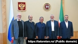 Рөстәм Миңнеханов (уртада) Фәләстин вәкилләре белән. Уңнан икенче - ХӘМӘС башлыгы Исмаил Хания. Казан Кирмәне, 14 сентябрь 2022