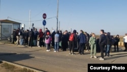 Орусия менен Казакстандын чек арасындагы "Маштаково" бекетинде топтолгон жарандар.  22-сентябрь, 2022-жыл.  
