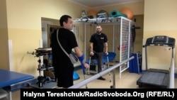 У медичному закладі пацієнтам роблять примірки і гіпсові негативи