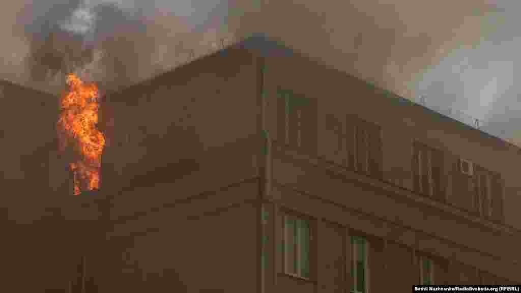 Обстріл російських військ спричинив масштабну пожежу.&nbsp;