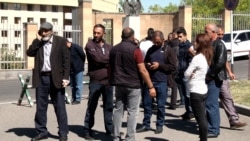 «13 օր է՝ ոչ մի լուր չունենք». անհետ կորածների ծնողները դարձյալ ՊՆ շենքի մոտ են