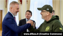 Міністр оборони Італїї Лоренцо Гуеріні під час зустрічі з очільником українського Міноборони Олексієм Рєзніковим, Київ, вересень 2022 року