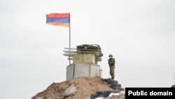 Հայաստանի ԶՈՒ զինծառայողը Ադրբեջանի հետ սահմանին մարտական հերթապահության ժամանակ, արխիվ