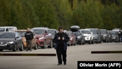 По неподтвержденной информации, Россию покинули около 300 тысяч человек, в основном мужчины призывного возраста и члены их семей.