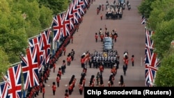 Каныша Елизавета II менен коштошуу зыйнатынан бир көрүнүш. 19-сентябрь, 2022-жыл.