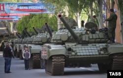 Парад в честь 9 мая на улице Артёма. Донецк, май 2015 года