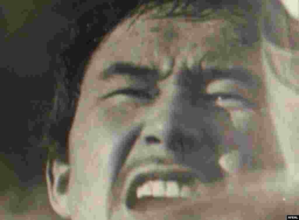 Аянтта турган жаштардын бири.