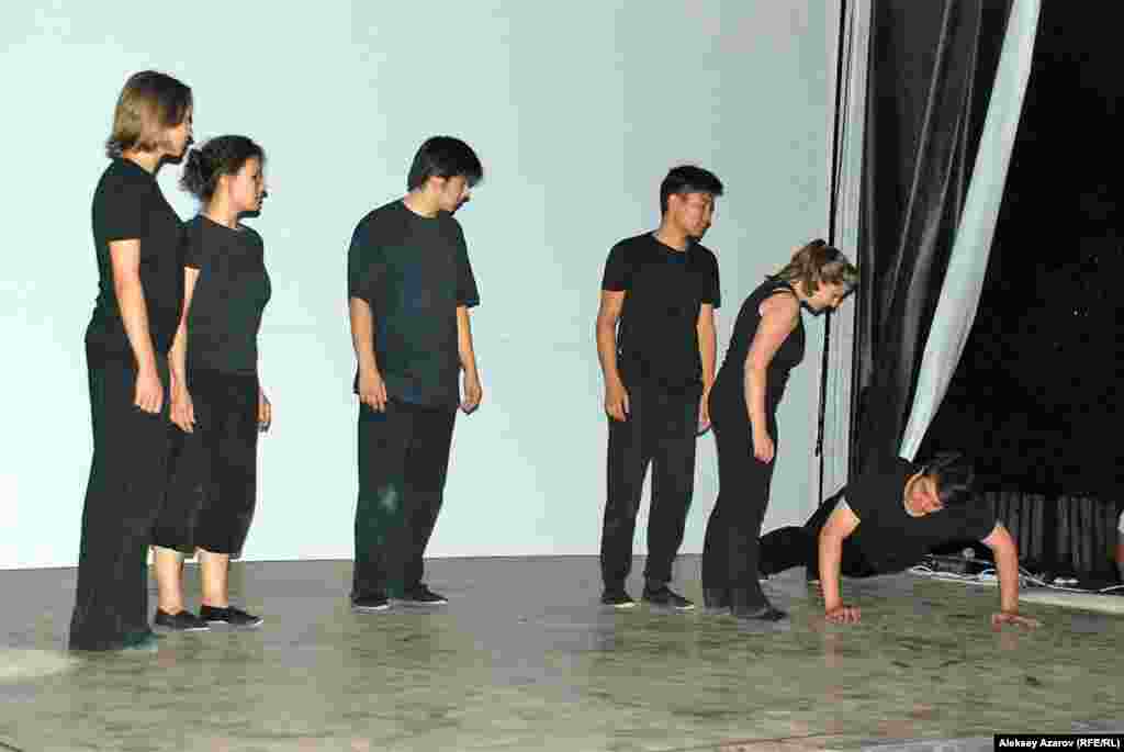 Финальной частью поэтического фестиваля стало выступление&nbsp;студенческого театра на английском языке Казахстанского института менеджмента, экономики и прогнозирования (КИМЭП). Если&nbsp;название театра сократить до аббревиатуры, то получается &ndash; KELT.