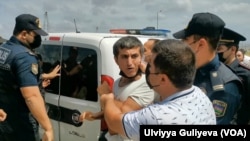 Elxan Mirzəyev "Toplan" Sahibsiz İtlərə Qayğı Mərkəzinin önündəki aksiyada (2021)