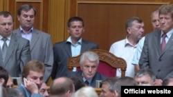 Последний день работы украинской Рады напоминал школьную потасовку