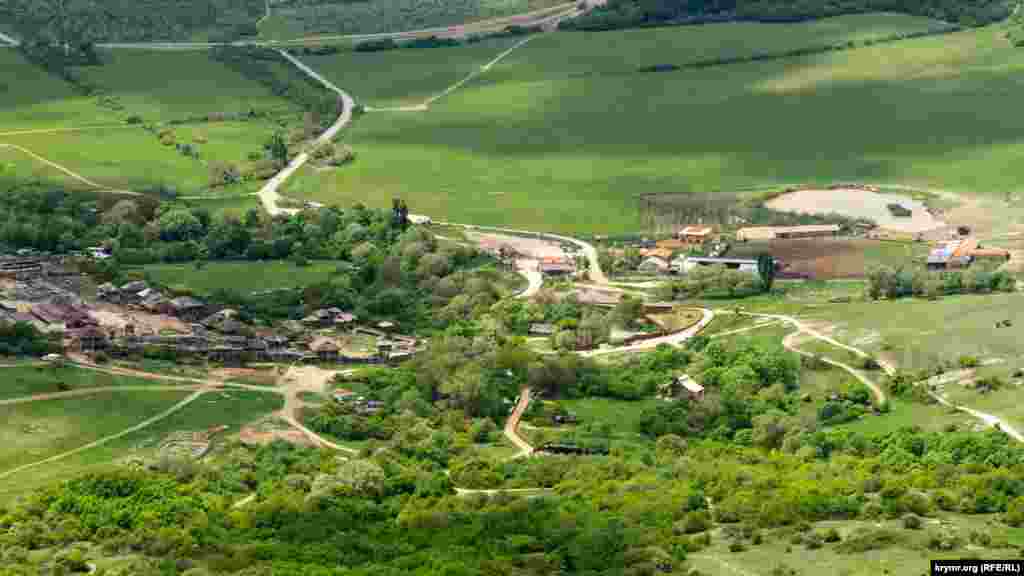 Внизу &ndash; ландшафтний рекреаційний парк &laquo;Урочище Кизил-Коба&raquo;, фермерське господарство &laquo;Едем&raquo; (праворуч) і кінопарк &laquo;Вікінг&raquo;