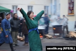 Milli özbek lybaslarynda tans edýän ýaşlar. Bezeg suraty. Arhiwden alyndy