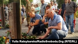 Учасники акції покладають квіти до меморіалу загиблим