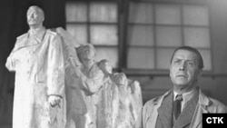 Отокар Швец позирует для фото у макета памятника Сталину.