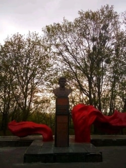 Пам'ятник одному з перших ліквідаторів Віктору Кібенку в Іванкові (архів Ігнатенко)