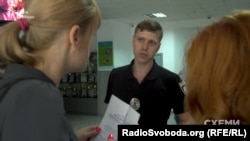 Громадська активістка Олена Терещенко-Єскіна разом із журналісткою програми з'ясовують долю провадження