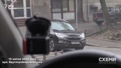 «Схемам» вдалося зафіксувати, як від цього будинку від’їжджав і чоловік Венедиктової на автівці Honda CR-V