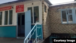 Өзгөн районуна караштуу Жазы айылындагы Акматаалы Абдыкеримов орто мектебинин кире бериши. 2022-жыл.