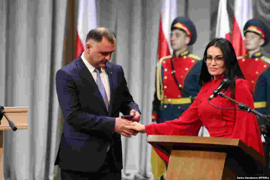 Глава ЦИК Эмилия Гагиева вручила Гаглоеву&nbsp;удостоверение&nbsp;президента