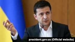 «Напруження ... ніхто ніякого не відчуває, не підтверджує, а навпаки, підтверджує підтримку від нашого стратегічного партнер», – сказав Зеленський