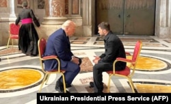 Президент Украины Владимир Зеленский (справа) и президент США Дональд Трамп во время встречи в соборе Святого Петра в Риме. 26 апреля, 2025