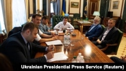 Український президент Володимир Зеленський зустрчічається в Офісі президента з Ігорем Коломойським, олігархом, телеканали якого підтримували Зеленського під час успішної президентської кампанії 2019 року (архівний знімок)