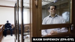 Український журналіст Роман Сущенко у суді в день винесення вироку, Москва, 4 червня. Його засудили до 12 років позбавлення волі
