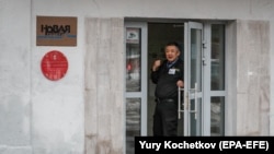 A security guard at the entrance to Novaya gazeta's building in Moscow on March 15