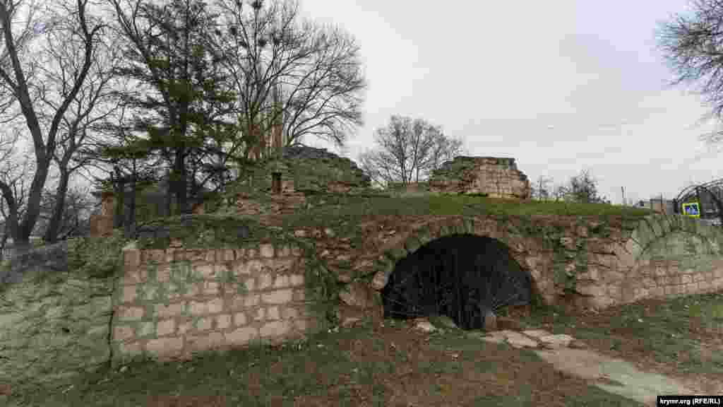 Руїни караван-сараю Таш-Хан (&laquo;кам&#39;яного двору&raquo; &ndash; з тюркської) біля входу в нинішній однойменний дитячий парк. Він був свого роду середньовічним заїжджим будинком для купців і мандрівників