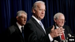 Не остановить, так осудить. Демократы поднимают сенат на протест против политики Буша в Ираке. Байден, Левин и примкнувший к ним республиканец Хэйгел (крайний слева)