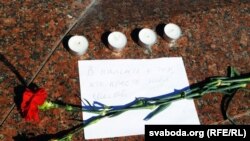 Кветкі і сьвечкі ў Віцебску.